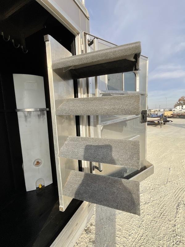 2014 Logan Coach RAZ4GNHDLQ 40′ 4 horse Razor GN Horse Trailer**WITH WALK IN CLOSET** image 35