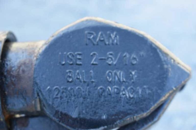 2018 Lakota 83HBPSL 3 Horse Trailer image 2