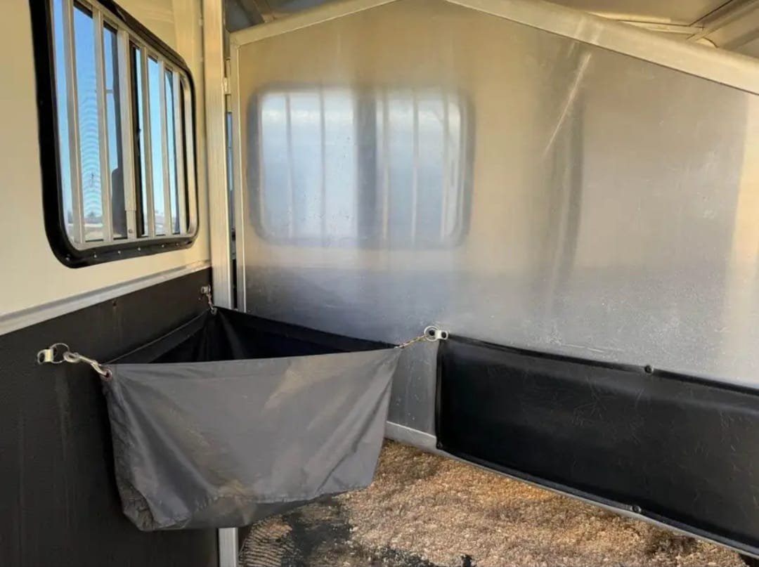 2008 Exiss Sport ES 30B 3 horse slant horse trailer image 4