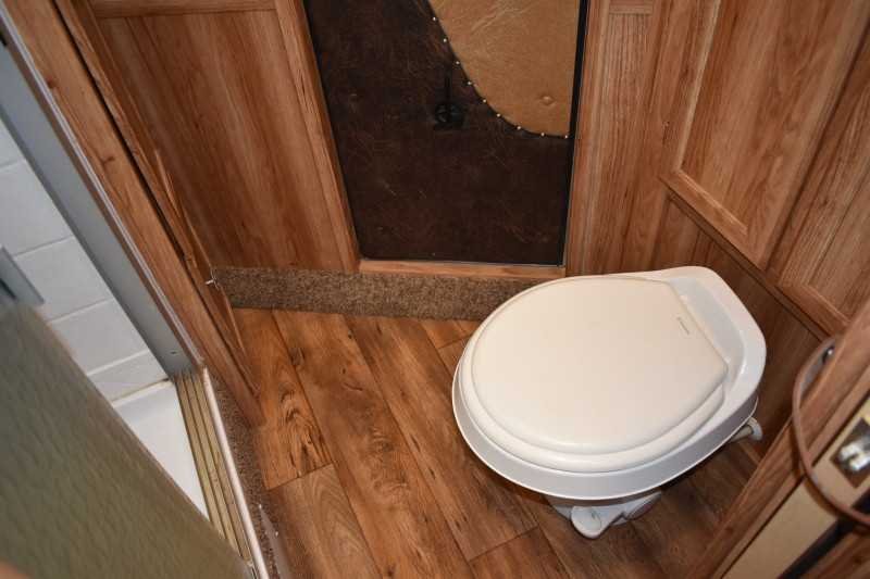 2015 Exiss 7308LQ 3 Horse Trailer with 8′ Short Wall image 18