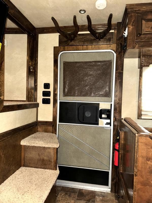 2011 Platinum Coach 4 Horse 15 SW Rear Load Horse Trailer image 17