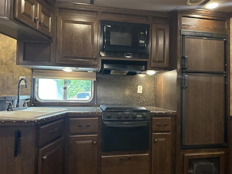 2014 Lakota Bighorn 8416, Generator, Couch, Dinette 17’ Shortwall, 4 Horse Trailer, 12′ Slide. image 25