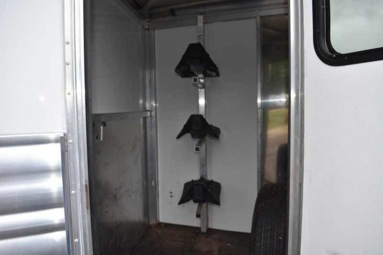 2012 CM 3HBP 3 Horse Trailer image 9