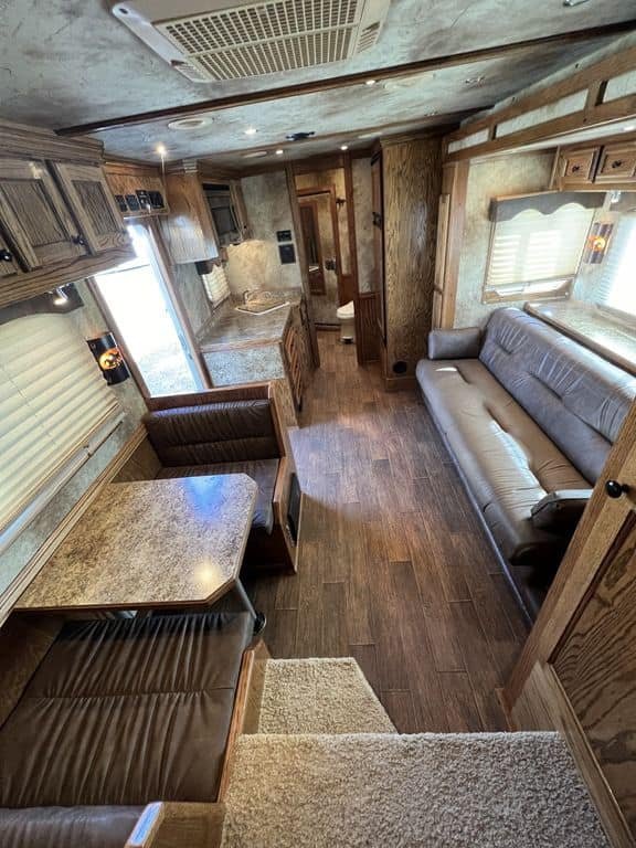 2009 Platinum Coach 3 H 16′ SW w/Outlaw Conversion image 30