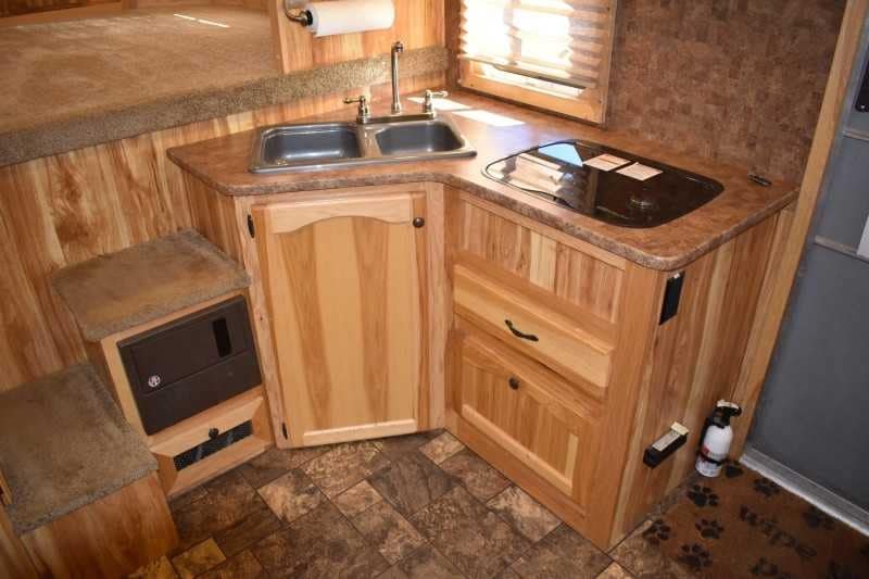 2015 Lakota 8411GLQ 4 Horse Trailer with 11′ Short Wall image 11