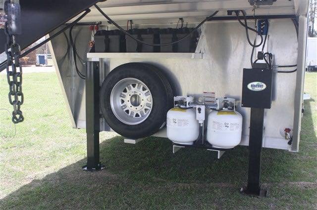 2019 Lakota Charger 4 Horse LQ with 15′ Short Wall image 3