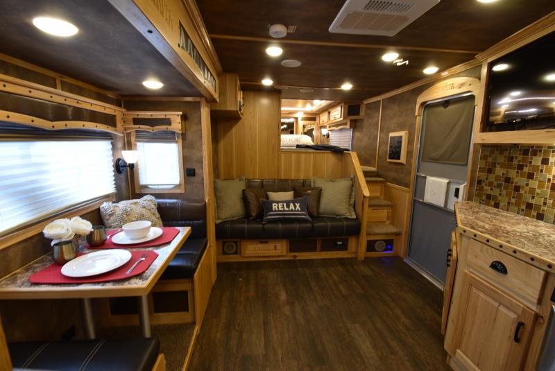 2018 Lakota Bighorn 3 Horse Living Quarters image 10