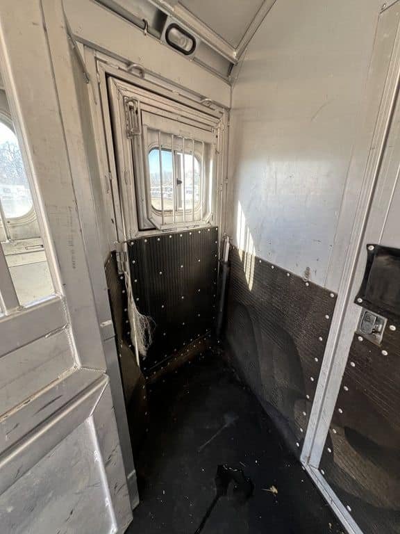 2009 Platinum Coach 3 H 16′ SW w/Outlaw Conversion image 19