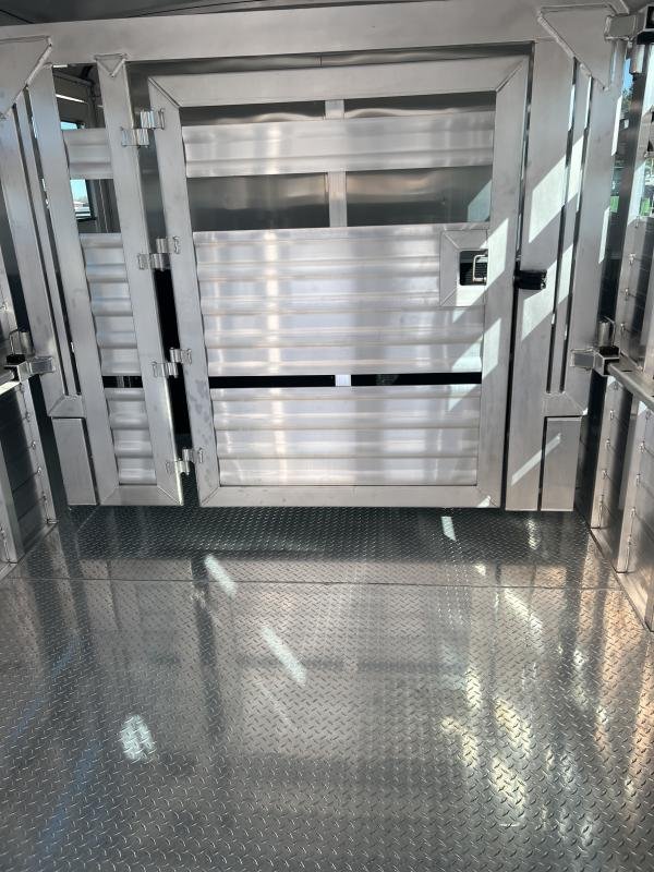 2025 Elite Trailers 8’x28′ Show Cattle Stock Combo Trailer image 3