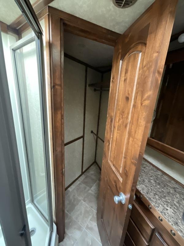 2014 Logan Coach RAZ4GNHDLQ 40′ 4 horse Razor GN Horse Trailer**WITH WALK IN CLOSET** image 23