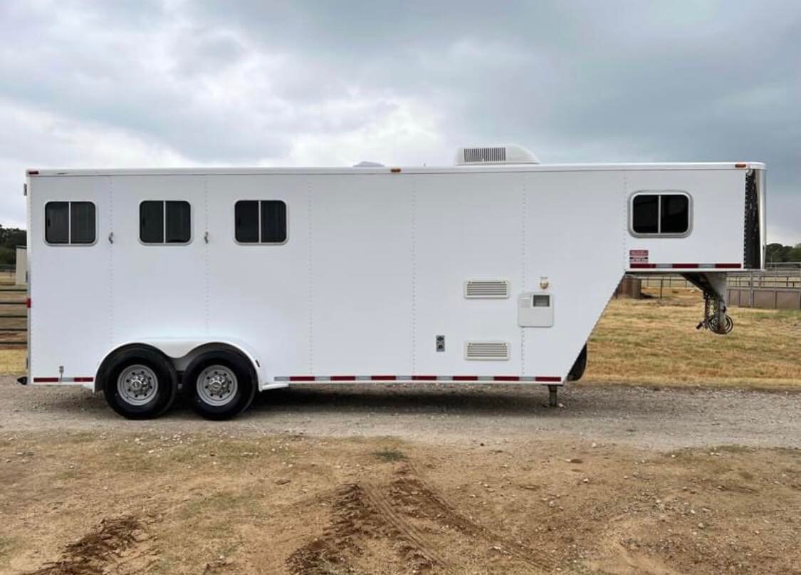 2007 Featherlite 3 horse slant load trailer image 1
