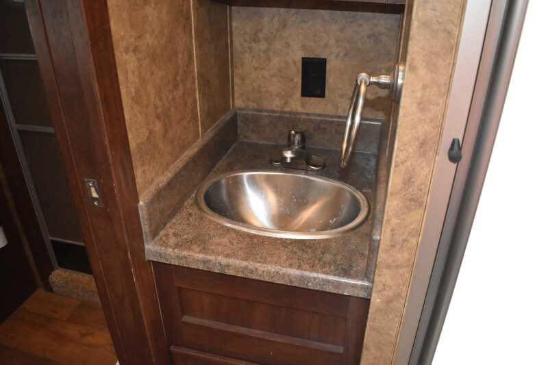 2017 Exiss Escape 7308LQ 3 Horse Trailer with 8′ Short Wall image 19