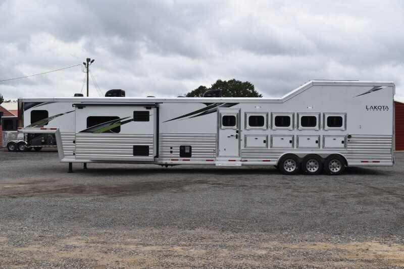 2021 Lakota BigHorn 8519TBB 5 Horse Trailer with 19′ Short Wall image 7