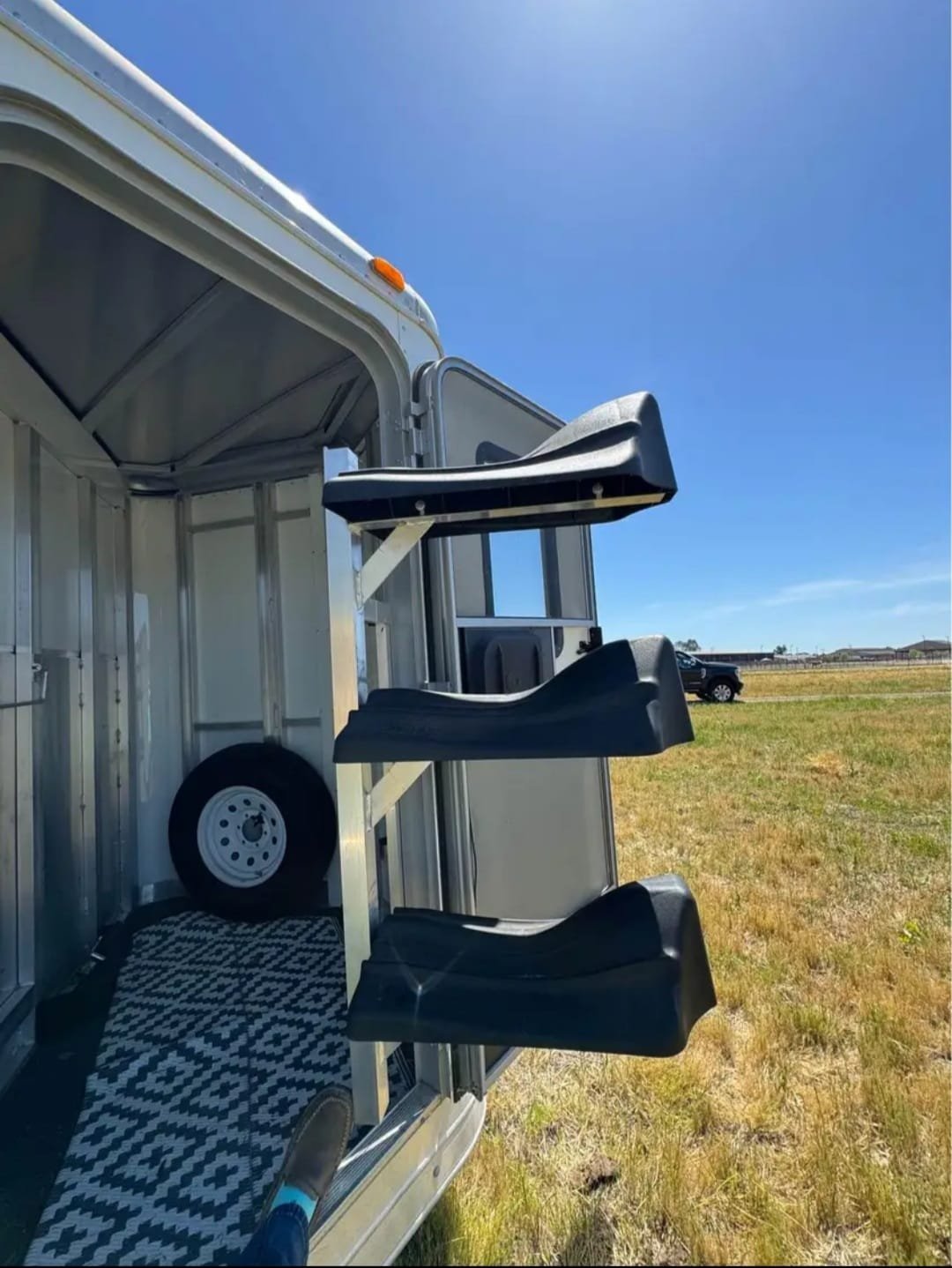 2008 Exiss Sport ES 30B 3 horse slant horse trailer image 2