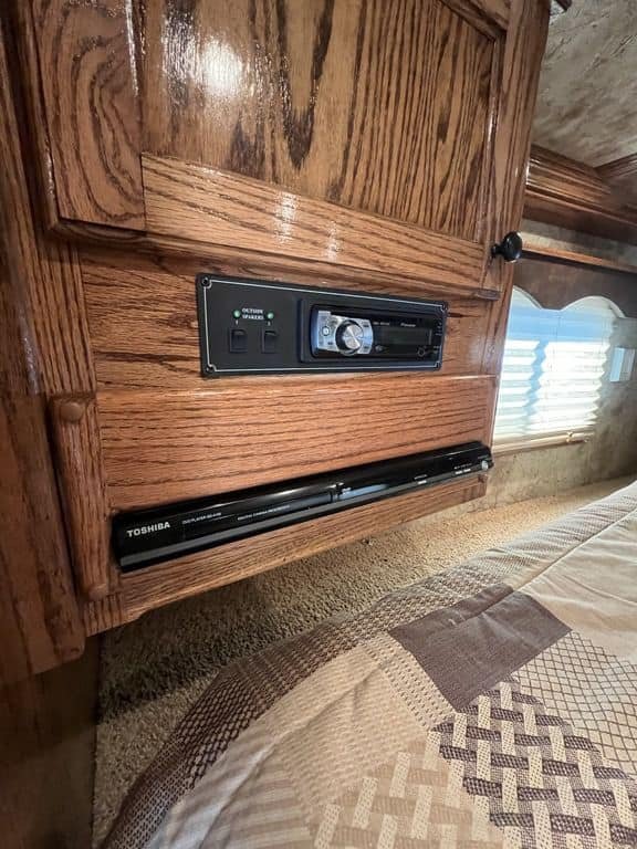 2009 Platinum Coach 3 H 16′ SW w/Outlaw Conversion image 28