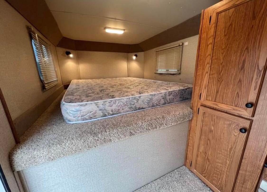 2007 Featherlite 3 horse slant load trailer image 11