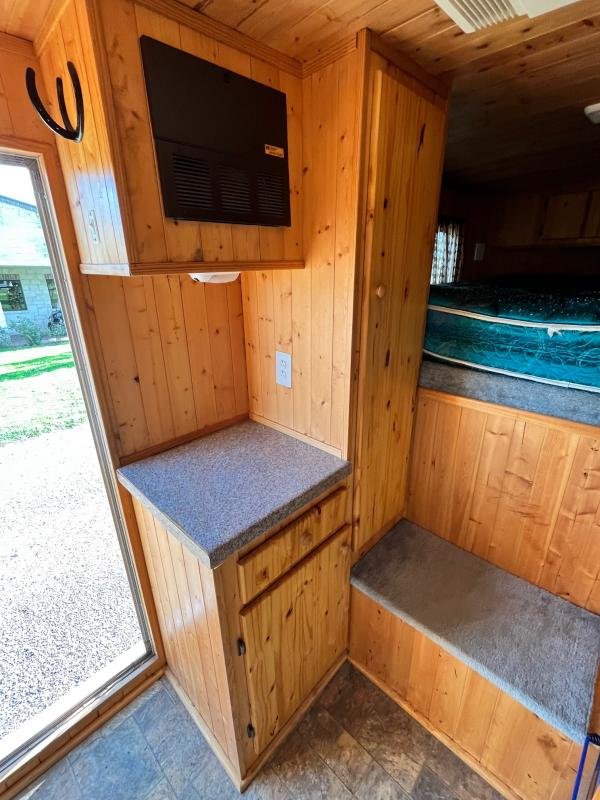 2004 Sundowner 3 Horse Weekender Horse Trailer image 13