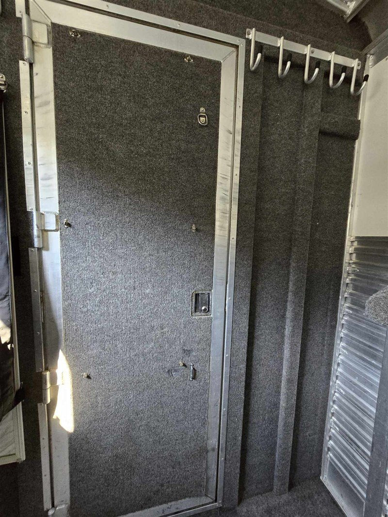 2000 C&C 2 horse Gooseneck image 13