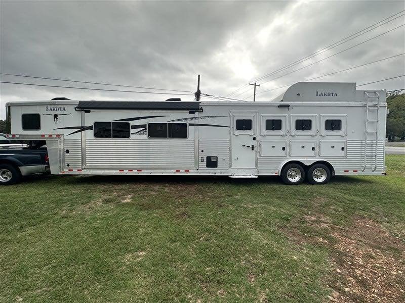 2014 Lakota Bighorn 8416, Generator, Couch, Dinette 17’ Shortwall, 4 Horse Trailer, 12′ Slide. image 1