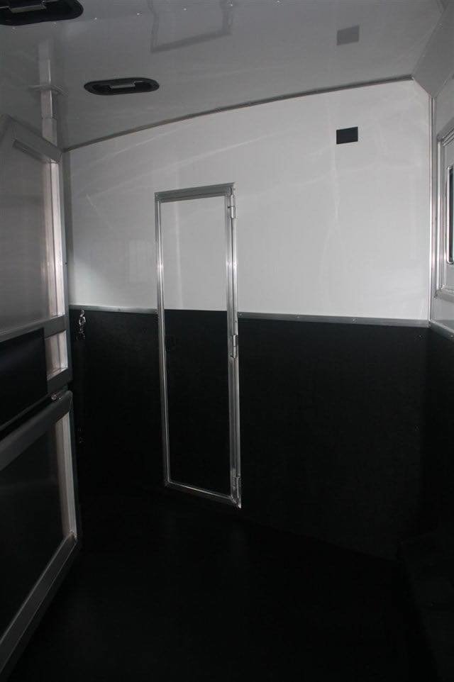 2019 Lakota Charger 4 Horse LQ with 15′ Short Wall image 12