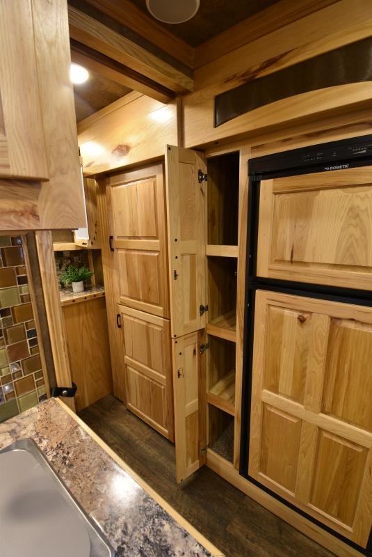 2018 Lakota Bighorn 3 Horse Living Quarters image 22