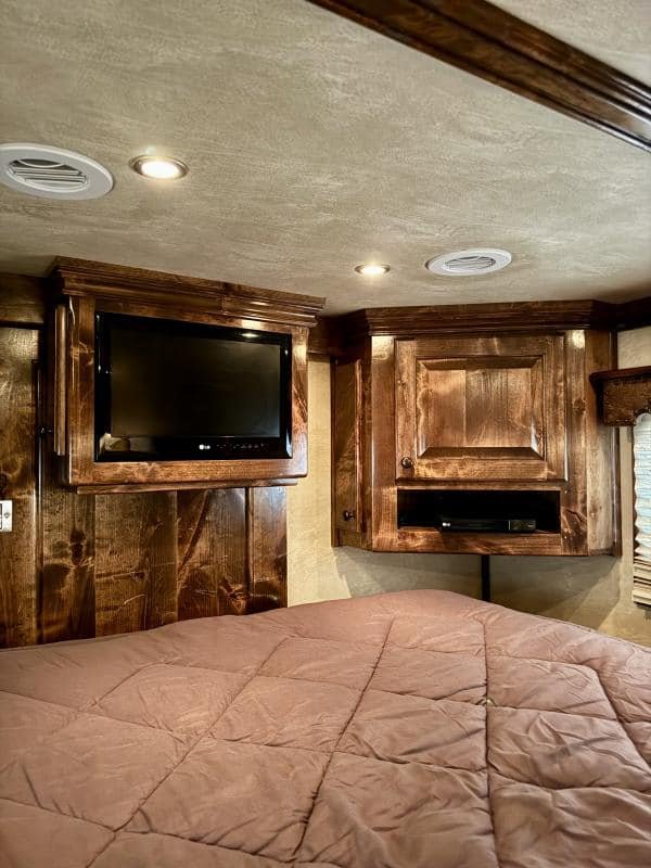 2011 Platinum Coach 4 Horse 15 SW Rear Load Horse Trailer image 13