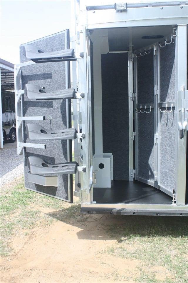 2019 Lakota Charger 4 Horse LQ with 15′ Short Wall image 8