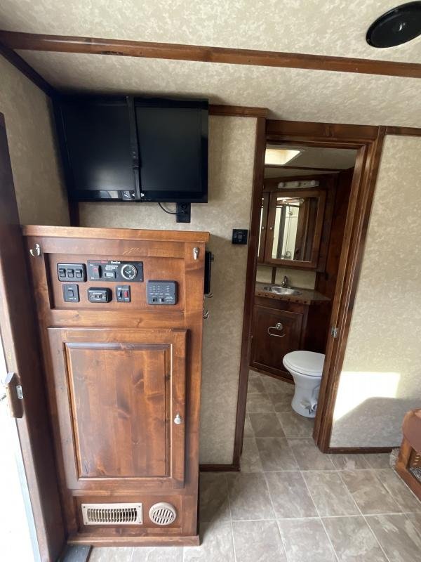2014 Logan Coach RAZ4GNHDLQ 40′ 4 horse Razor GN Horse Trailer**WITH WALK IN CLOSET** image 17