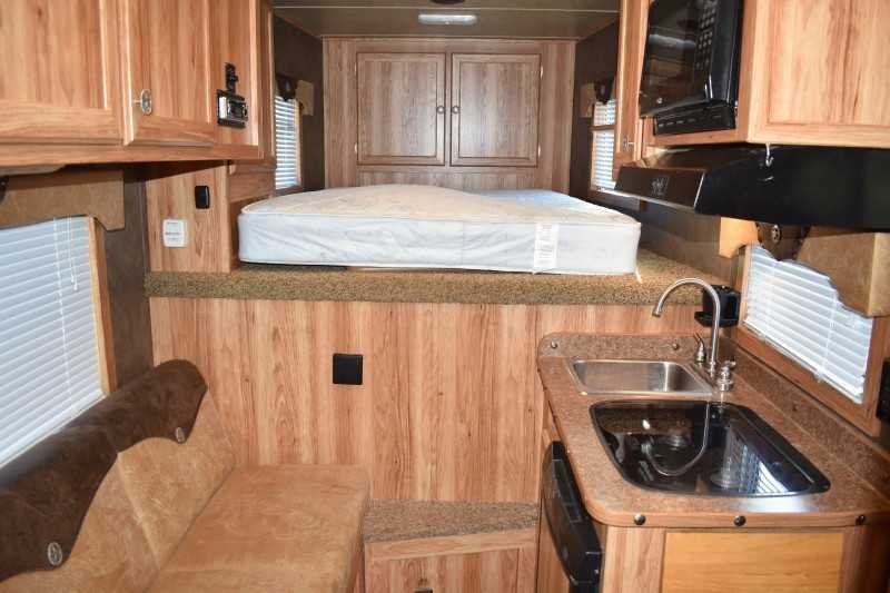 2015 Exiss 7308LQ 3 Horse Trailer with 8′ Short Wall image 7
