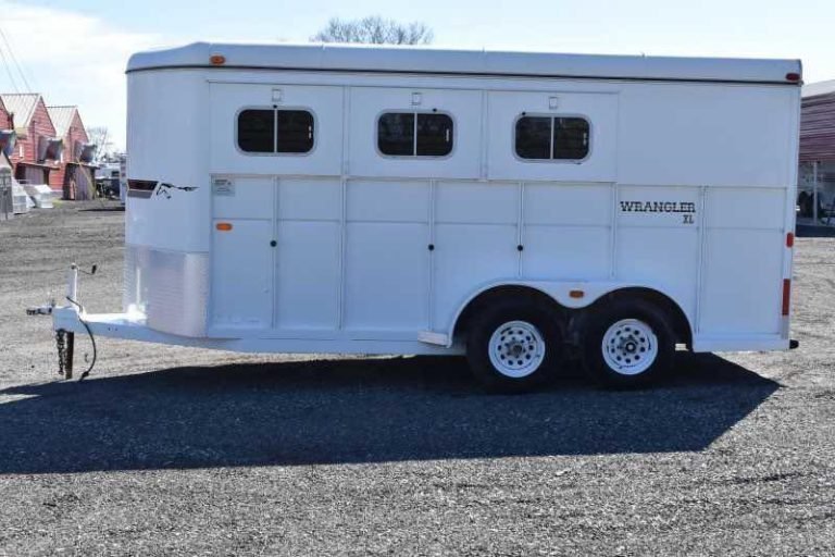 2002 Logan Coach 3HBP 3 Horse Trailer image 11