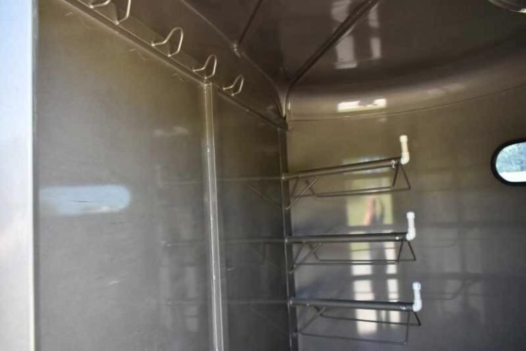 2017 CM 3HSLBP 3 Horse Trailer image 2