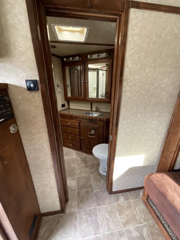 2014 Logan Coach RAZ4GNHDLQ 40′ 4 horse Razor GN Horse Trailer**WITH WALK IN CLOSET** image 19