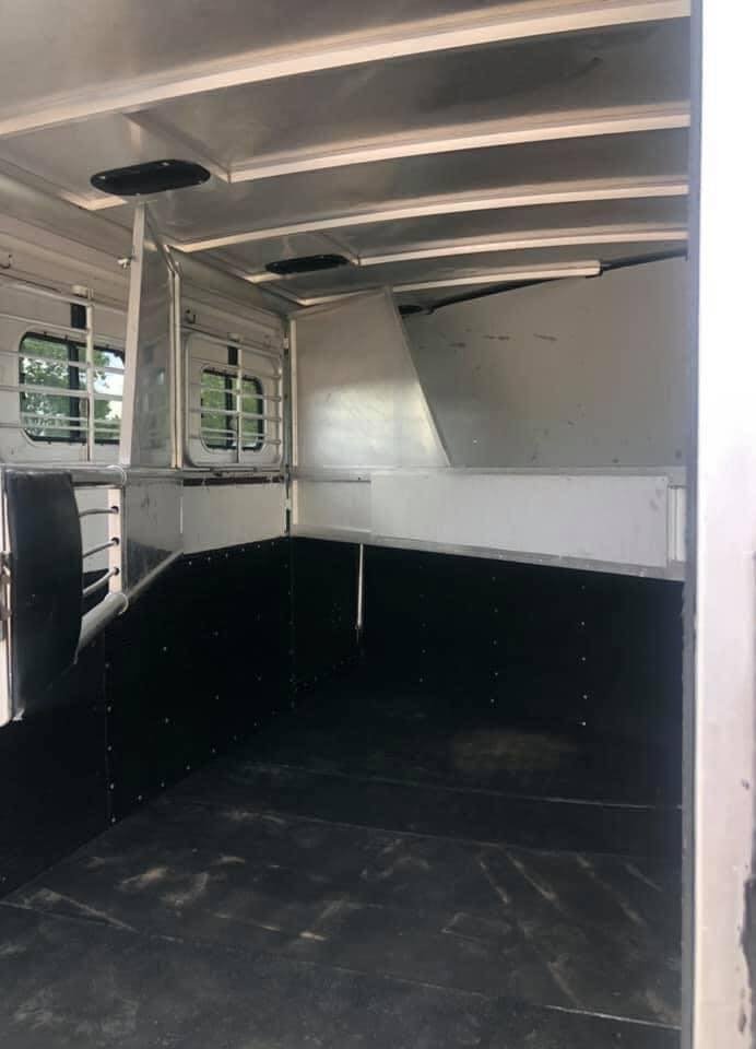 1998 Sundowner 3 Horse Slant image 6