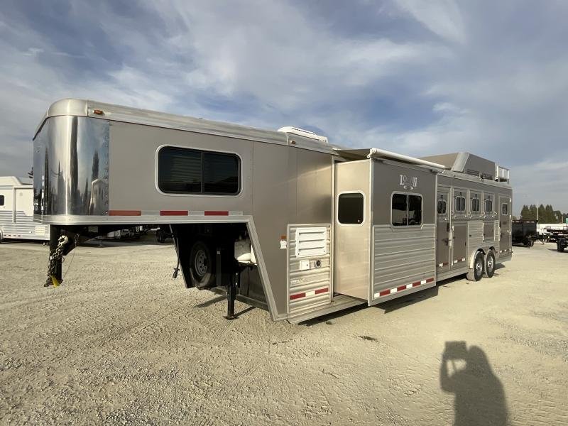2014 Logan Coach RAZ4GNHDLQ 40′ 4 horse Razor GN Horse Trailer**WITH WALK IN CLOSET** image 2