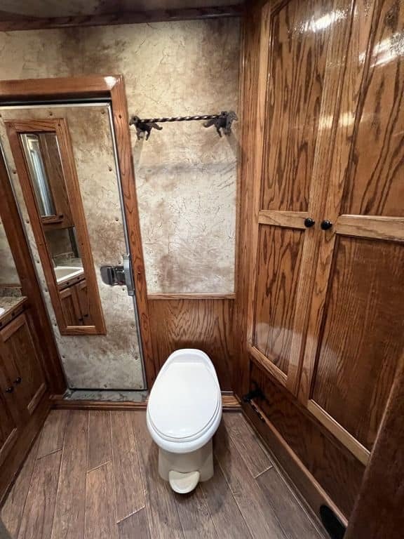 2009 Platinum Coach 3 H 16′ SW w/Outlaw Conversion image 37