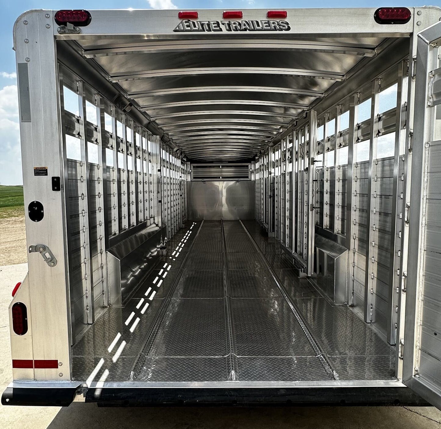 New 2024 Elite Trailers 32FT TRIPLE AXLE STOCK TRAILER W/ 3 COMPARTMENTS image 10