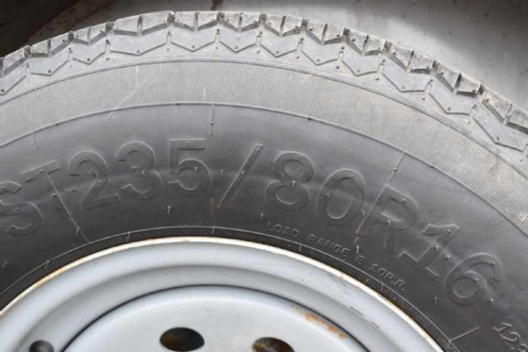 2018 Adam 7304GN 3 Horse Trailer image 4