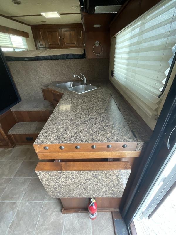 2014 Logan Coach RAZ4GNHDLQ 40′ 4 horse Razor GN Horse Trailer**WITH WALK IN CLOSET** image 10