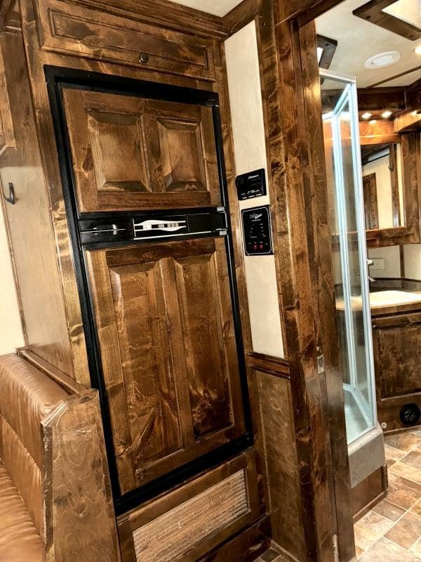 2011 Platinum Coach 4 Horse 15 SW Rear Load Horse Trailer image 19