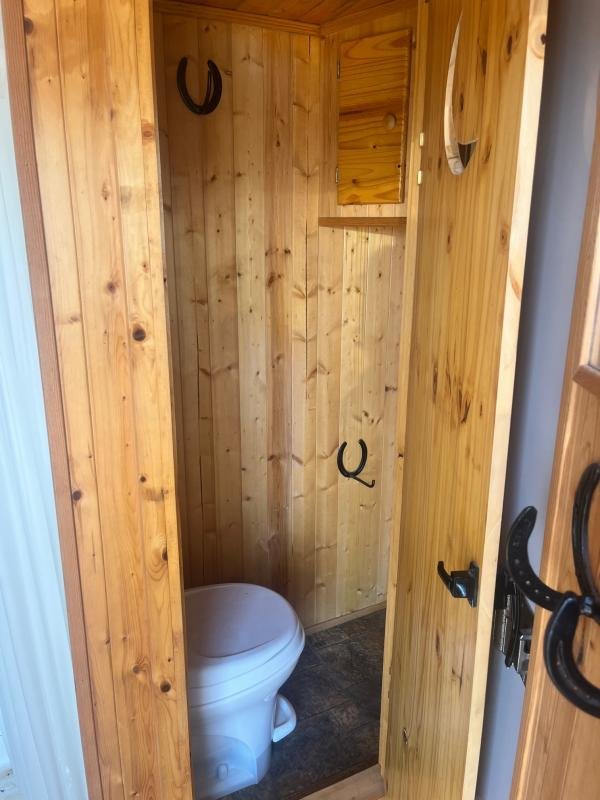 2004 Sundowner 3 Horse Weekender Horse Trailer image 12