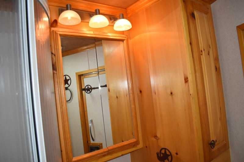 2003 Bloomer 8414LQ 4 Horse Trailer with 14′ Short Wall image 24