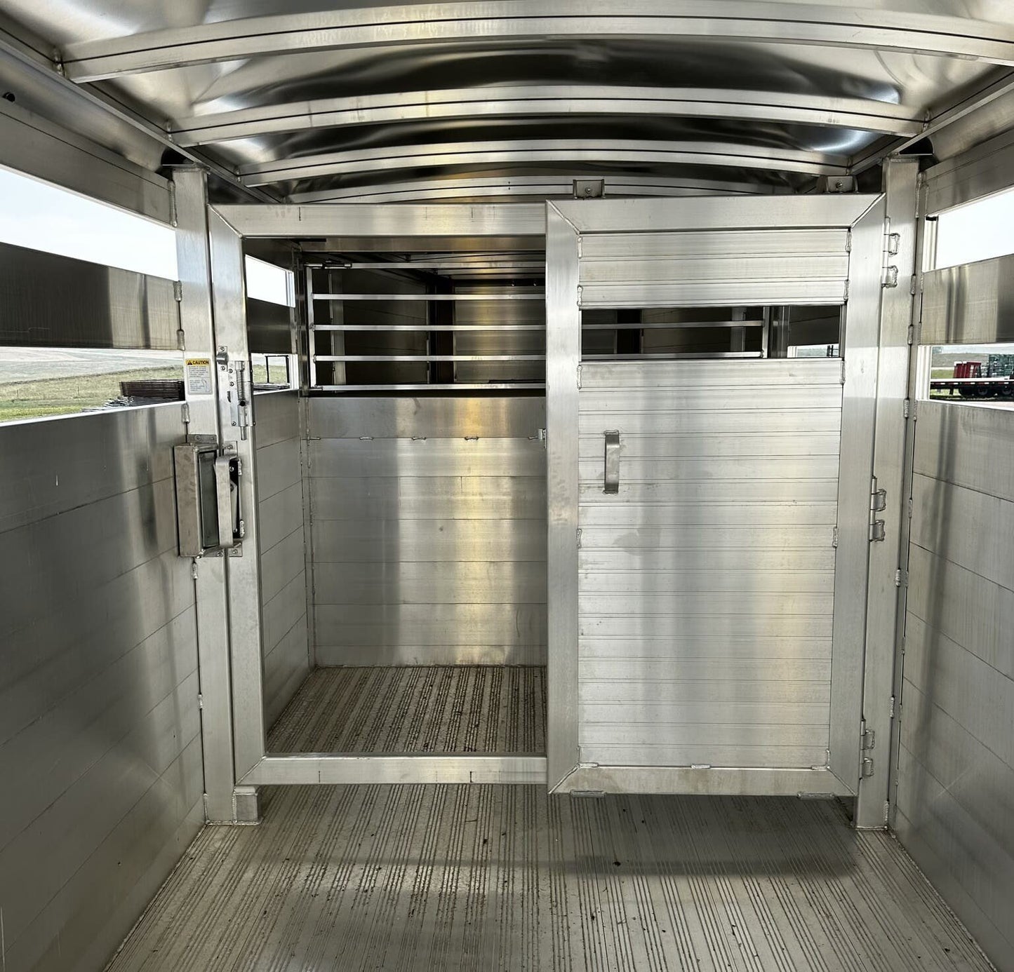 New 2024 Hillsboro 24′ Livestock Trailer – Three Compartments image 4