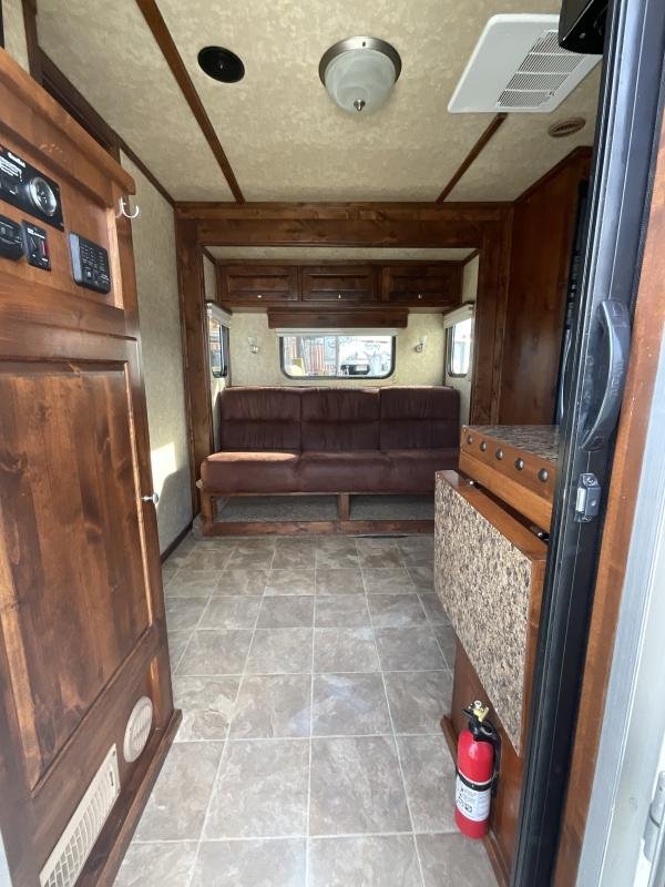 2014 Logan Coach RAZ4GNHDLQ 40′ 4 horse Razor GN Horse Trailer**WITH WALK IN CLOSET** image 8