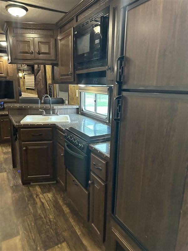2014 Lakota Bighorn 8416, Generator, Couch, Dinette 17’ Shortwall, 4 Horse Trailer, 12′ Slide. image 18