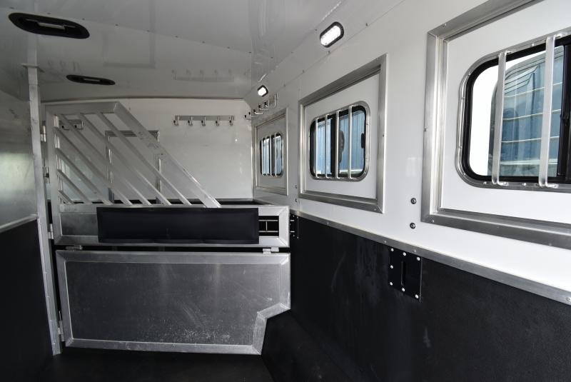 2018 Lakota Bighorn 3 Horse Living Quarters image 8