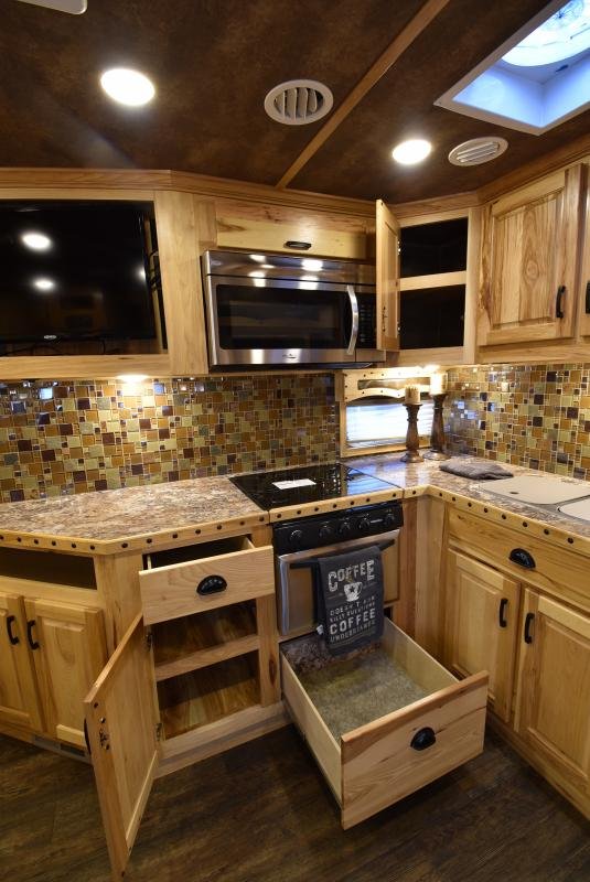 2018 Lakota Bighorn 3 Horse Living Quarters image 20