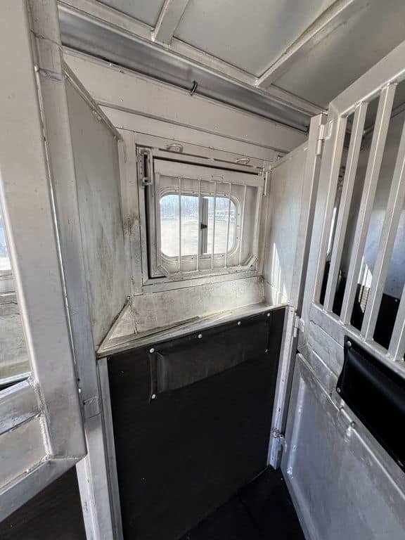 2009 Platinum Coach 3 H 16′ SW w/Outlaw Conversion image 17