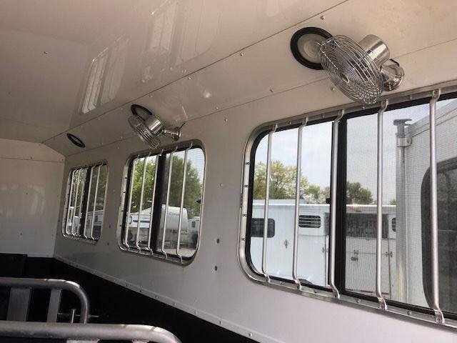 2010 Merhow 3 Horse Slant Load Bumper Pull image 4