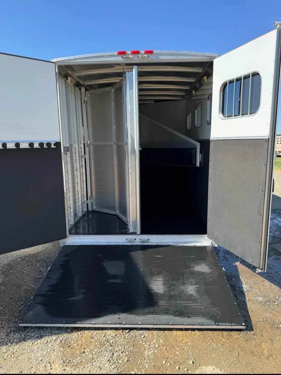 2008 Exiss Sport ES 30B 3 horse slant horse trailer image 8