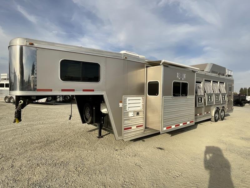 2014 Logan Coach RAZ4GNHDLQ 40′ 4 horse Razor GN Horse Trailer**WITH WALK IN CLOSET** image 0